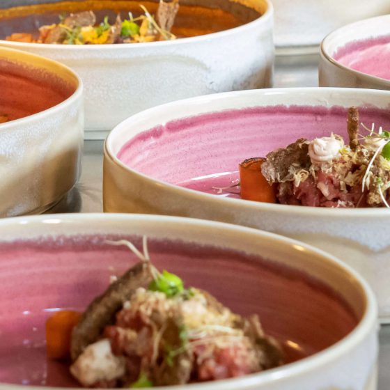 De prijzen met als achtergrond een mooi gerecht van steak tartare