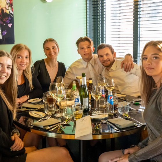 Gasten in restaurant 55degrees